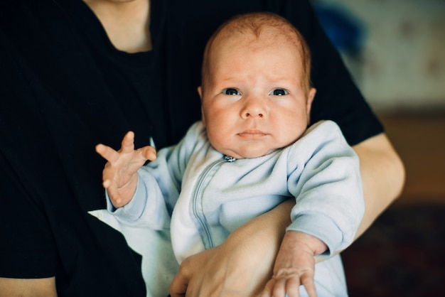Aspetto caucasico del neonato sulle mani della mamma