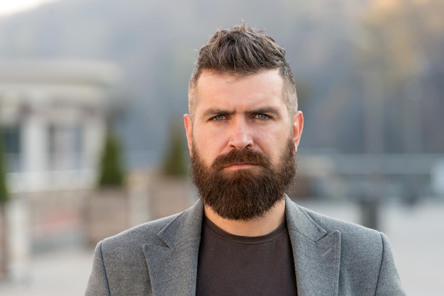 Aspetto hipster. Barba e baffi alla moda autunno e inverno. Barba moda e concetto di barbiere. Uomo barbuto hipster elegante cappotto alla moda. Barbuto e fresco. Le punte del barbiere mantengono la barba.