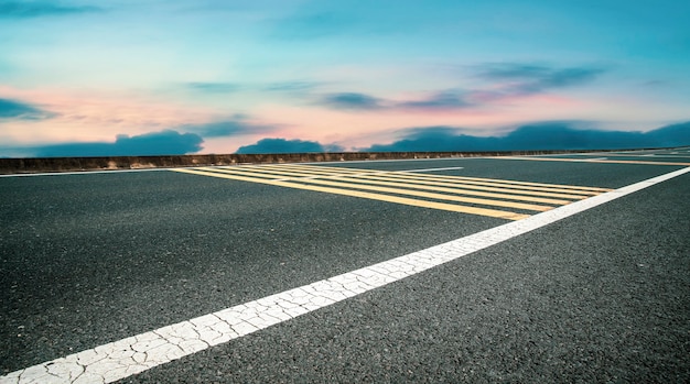 Asphalt Highway Skyline e cielo blu e nuvole bianche