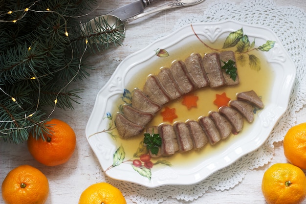 Aspic della lingua decorata con carote e prezzemolo bolliti