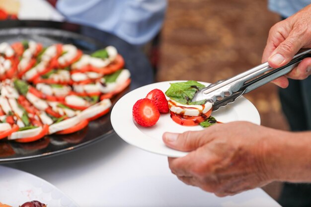 assaporare delicatamente il cibo che rappresenta la gioia e il piacere sensoriale del piacere culinario