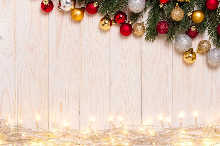 Foto asse di legno bianco con abete e decorazioni concetto di natale e capodanno