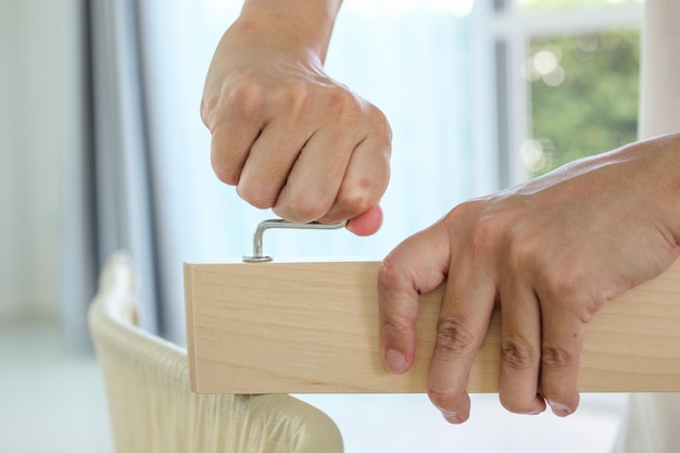 Assemblaggio di mobili in legno a casa utilizzando la vite a brugola