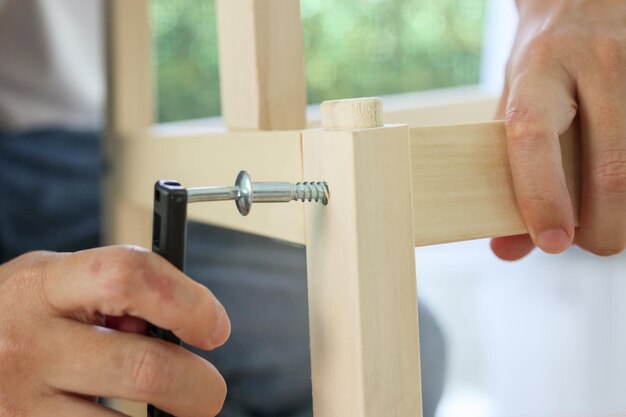 Assemblaggio di mobili in legno a casa utilizzando la vite a brugola