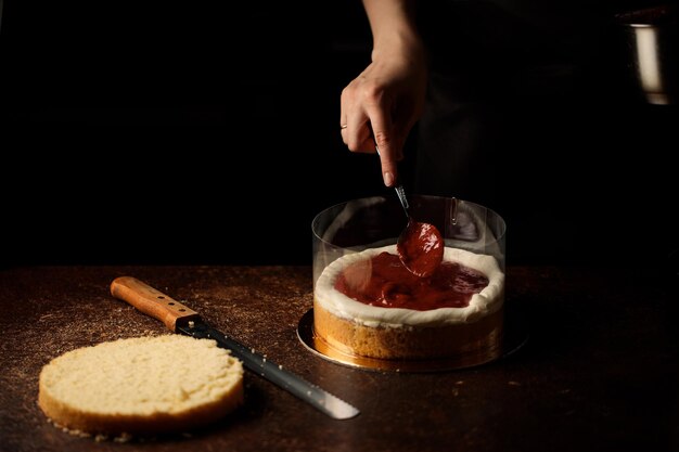 Assemblare la torta in una pellicola di acetato in un interno scuro stendendo il ripieno con un cucchiaio