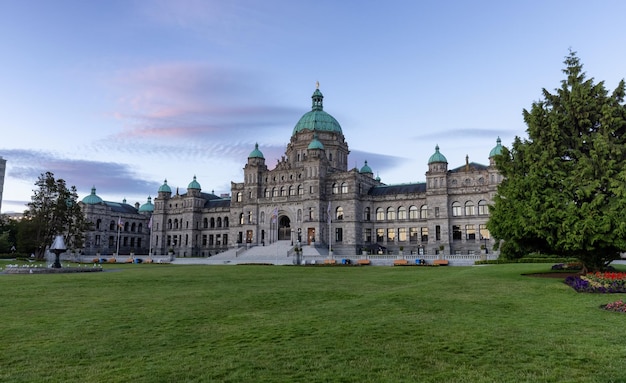 Assemblea legislativa della British Columbia nella capitale durante l'alba colorata