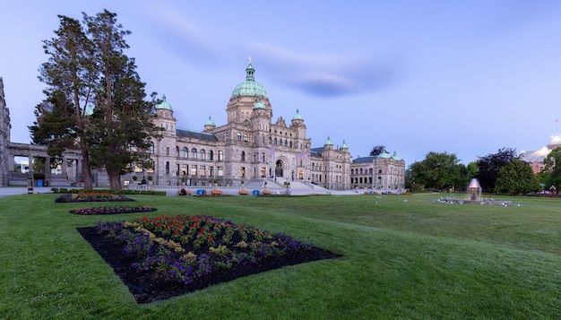 Assemblea legislativa della British Columbia nella capitale durante l'alba colorata