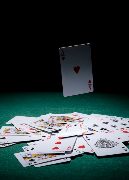 Assi carta in aria sopra le carte da gioco sul tavolo da poker verde