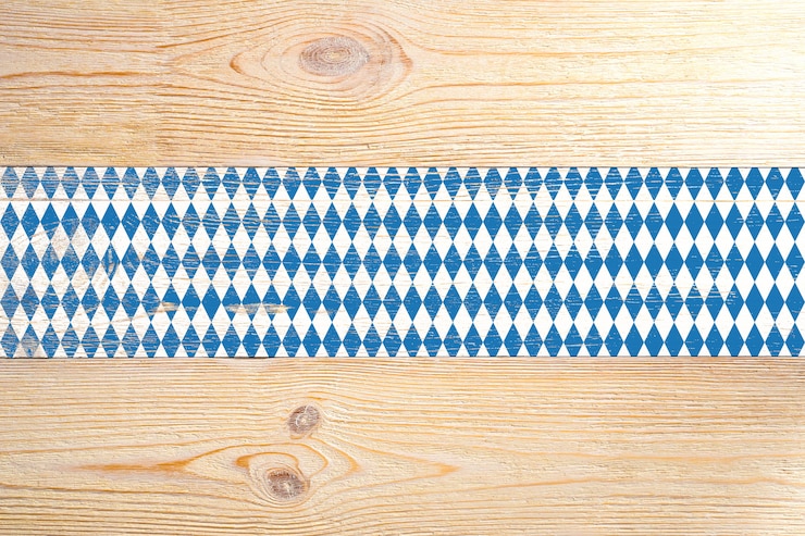 Assi di legno dipinti rombi blu e bianchi