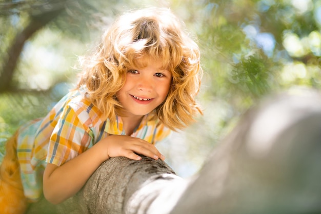 Assicurazione per bambini su un albero Concetto di assicurazione sanitaria per bambini per protezione sanitaria medica per bambini