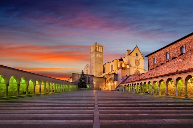 Assisi Italia con la Basilica di San Francesco d'Assisi