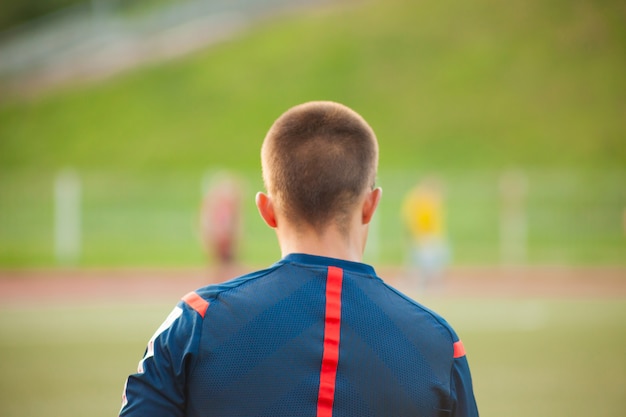 Assistente arbitro di calcio in un campo di calcio con i giocatori