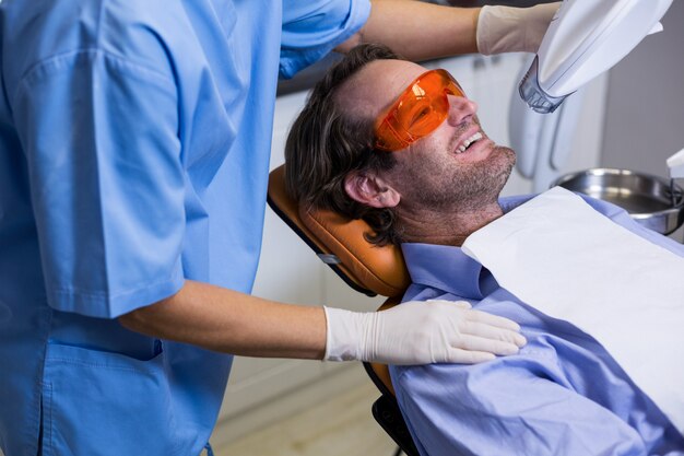 Assistente dentale che esamina giovane bocca paziente