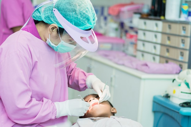 Assistente dentista e dentista Controllo dei denti per i bambini al risanamento.