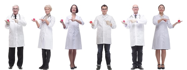 Assistente di laboratorio che tiene un pallone con liquido isolato