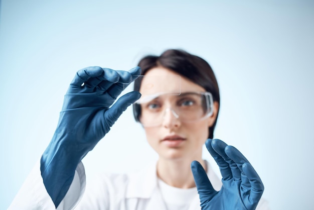 Assistente di laboratorio femminile guanti blu tecnologia di ricerca Professionale scientifico Foto di alta qualità