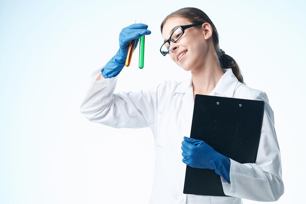 Assistente di laboratorio femminile in cappotto bianco ricerca di soluzioni chimiche biotecnologia foto di alta qualità