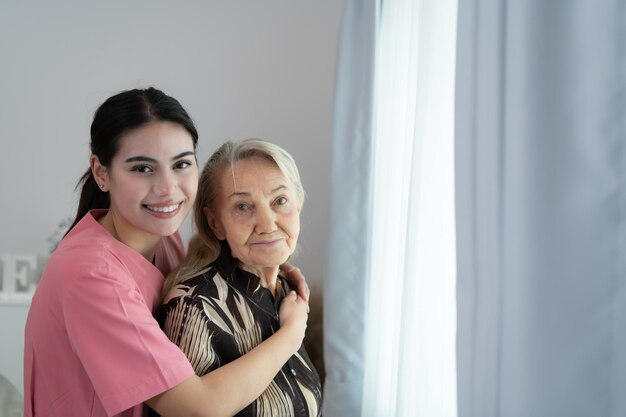 Assistente di una donna anziana Esami settimanali presso la residenza dei pazienti