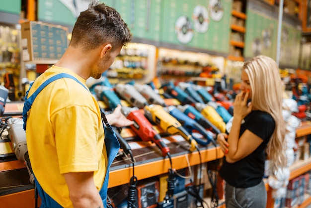 Assistente e acquirente femminile nel negozio di ferramenta