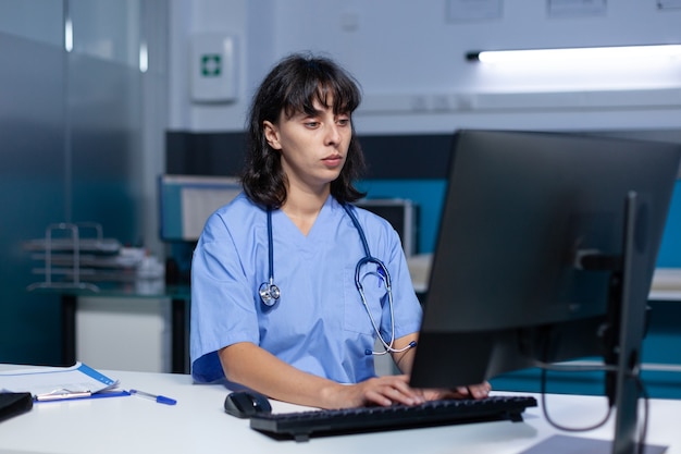 Assistente medico che utilizza tastiera e computer in ufficio