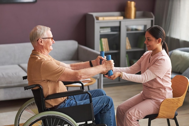 Assistente sociale che si esercita con l'uomo con disabilità