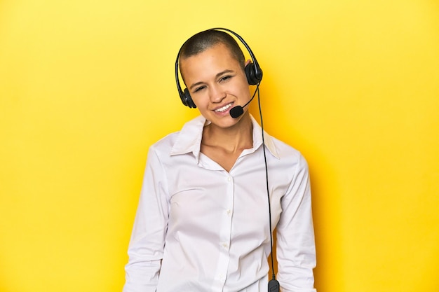 Assistente virtuale donna con auricolare sfondo giallo felice, sorridente e allegro