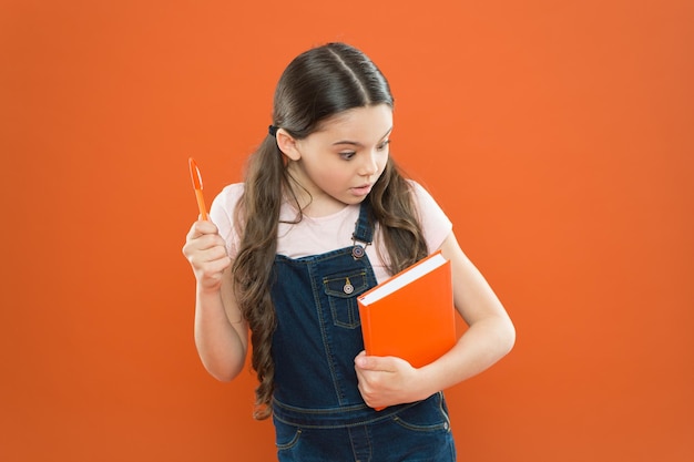 Assistenza all'infanzia e infanzia felice Studio a scuola Primo giorno di scuola Pronto per la prima lezione Settembre è arrivato Ritorno a scuola Libro per bambini Letteratura interessante Sviluppo e istruzione