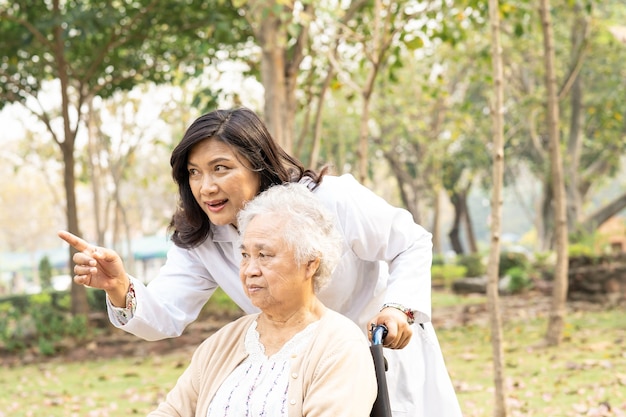 Assistenza e cura del medico Paziente anziano asiatico della donna