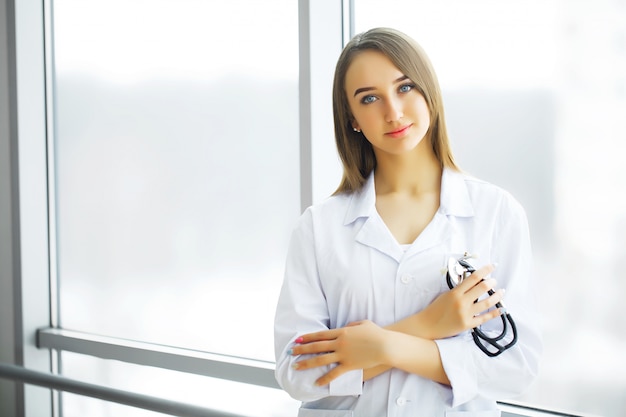 Assistenza sanitaria. Medico femminile che sta in corridoio dell'ospedale.