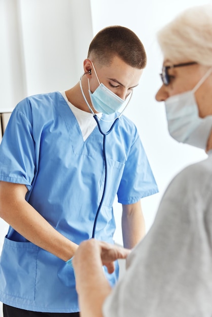 Assistenza sanitaria per l'esame del medico e del paziente