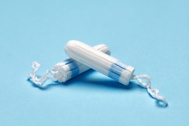 Assorbenti Igiene femminile durante le mestruazioni Due assorbenti bianchi su sfondo blu