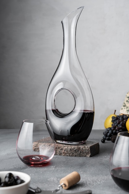 Assortimento decanter e bicchieri da vino