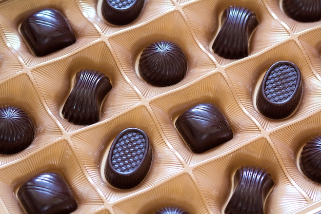 Assortimento delle caramelle di cioccolato zuccherato in un primo piano della scatola. Vista dall'alto