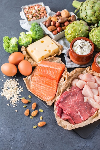 Assortimento di alimenti salutari fonte di proteine e body building Carne manzo salmone petto di pollo uova latticini formaggio yogurt fagioli carciofi broccoli farina d'avena