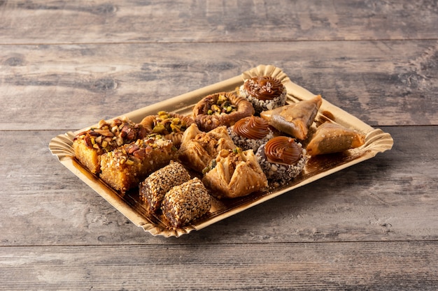 Assortimento di baklava dessert Ramadan sulla tavola di legno