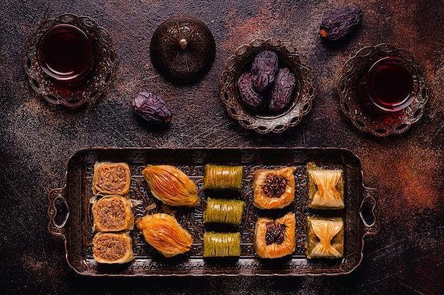 Assortimento di baklava di dolci arabi turchi tradizionali