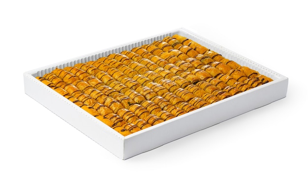 Assortimento di baklava turco dessert in una scatola bianca isolata su bianco