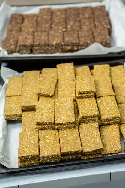 Assortimento di barrette ai cereali o proteiche che escono dalla catena di montaggio in fabbrica