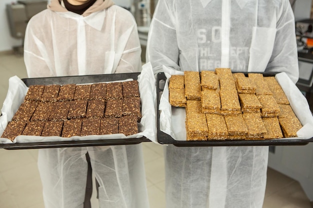 Assortimento di barrette ai cereali o proteiche che escono dalla catena di montaggio in fabbrica