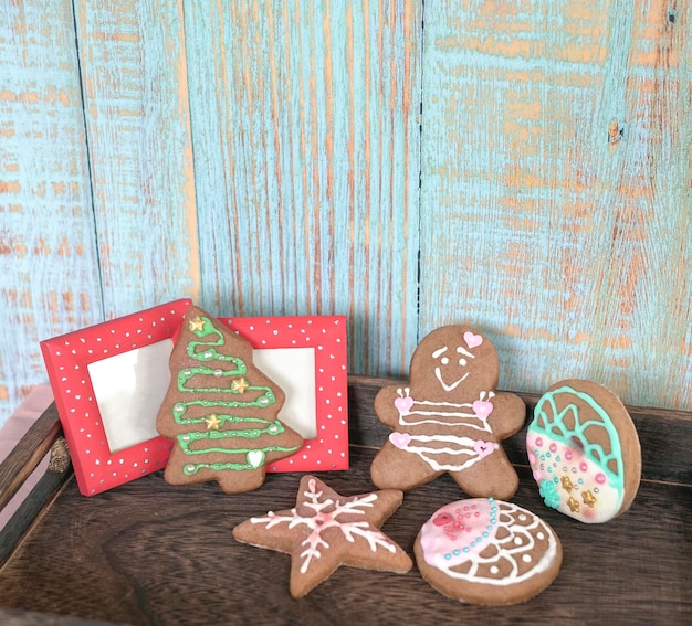 Assortimento di biscotti di pan di zenzero su un vassoio marrone