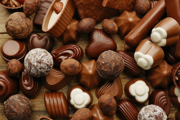 Assortimento di deliziose caramelle al cioccolato sfondo da vicino