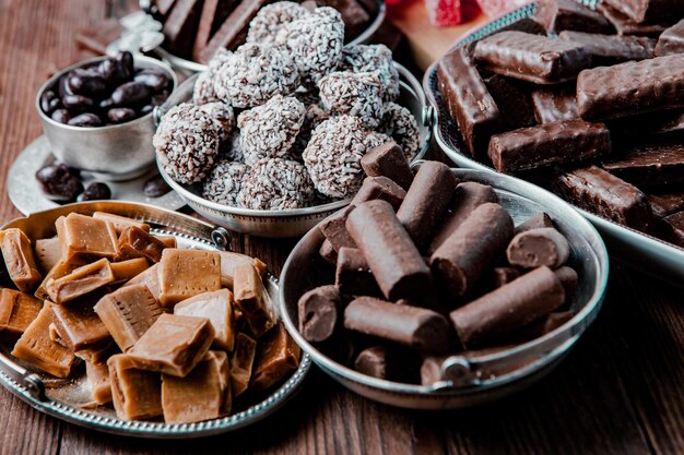 Assortimento di deliziose caramelle al cioccolato sullo sfondo