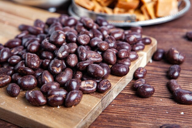 Assortimento di deliziose caramelle al cioccolato sullo sfondo