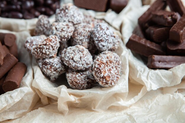 Assortimento di deliziose caramelle al cioccolato sullo sfondo