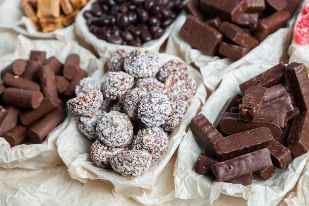 Assortimento di deliziose caramelle al cioccolato sullo sfondo