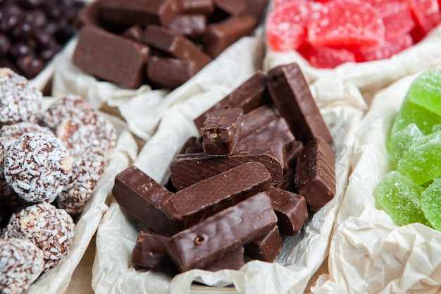 Assortimento di deliziose caramelle al cioccolato sullo sfondo