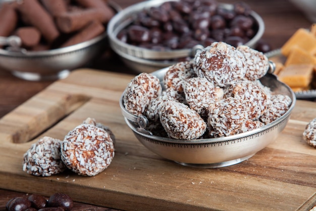 Assortimento di deliziose caramelle al cioccolato sullo sfondo