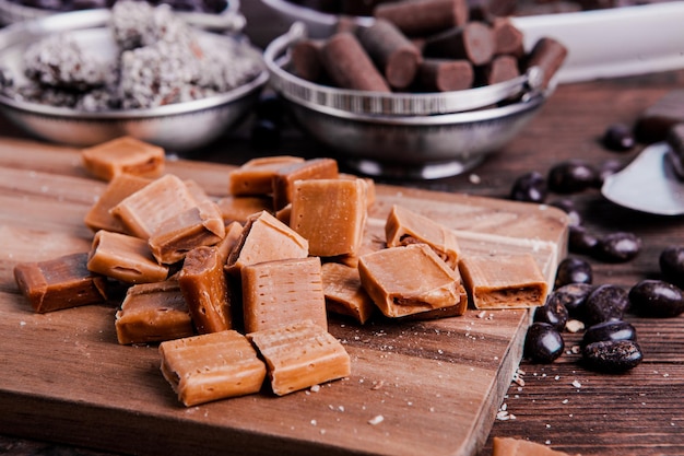 Assortimento di deliziose caramelle al cioccolato sullo sfondo