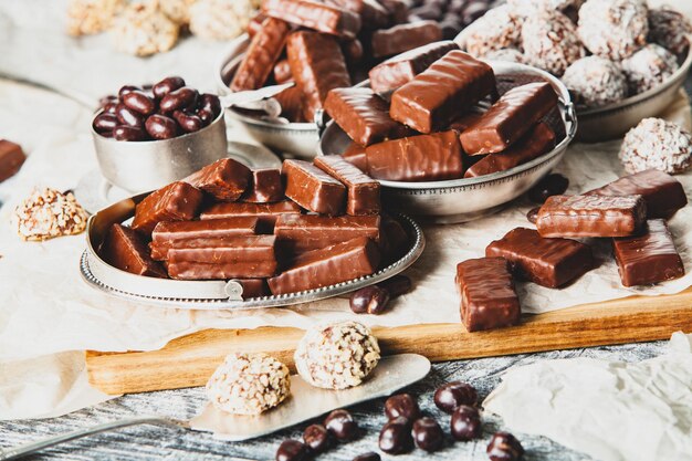 Assortimento di deliziose caramelle al cioccolato sullo sfondo