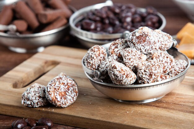 Assortimento di deliziose caramelle al cioccolato sullo sfondo